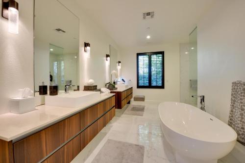 ein großes Badezimmer mit zwei Waschbecken und einer Badewanne in der Unterkunft Palm Springs Home Views and Luxe Outdoor Space! in Palm Springs