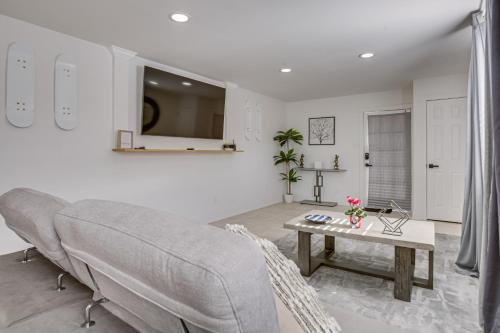 ニューオーリンズにある7 Mi to French Quarter Modern Home in New Orleansのソファとテーブルのあるリビングルーム