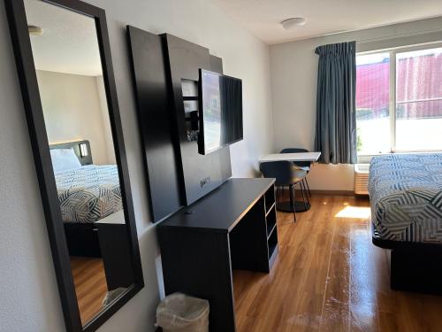 Postel nebo postele na pokoji v ubytování Motel 6-Seaside, OR
