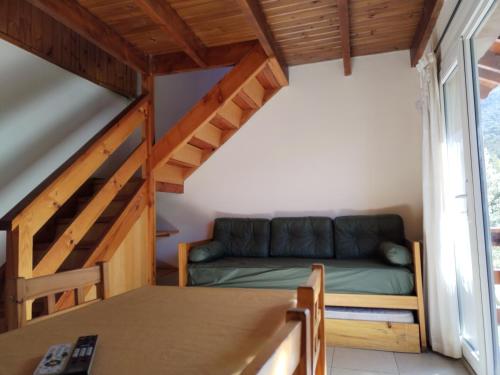 ein Wohnzimmer mit einem Sofa und einem Tisch in der Unterkunft Pirque mínimo 4 noches in San Carlos de Bariloche