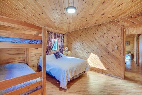 1 dormitorio con 2 literas en una cabaña de madera en Secluded Log Cabin Less Than 1 Mi to Munger State Trail!, en Finlayson