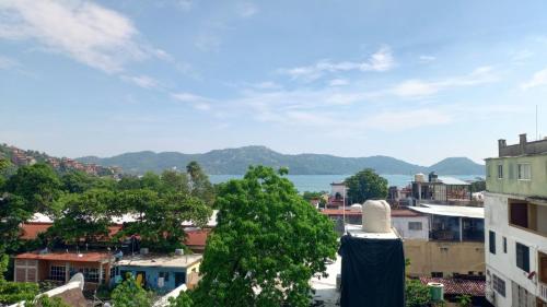 a view of a city with a body of water at Departamento centro Zihuatanejo in Zihuatanejo