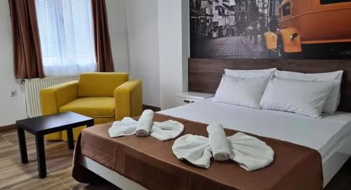Una habitación de hotel con una cama con toallas. en SAPA Studios & Apartments, en Niš