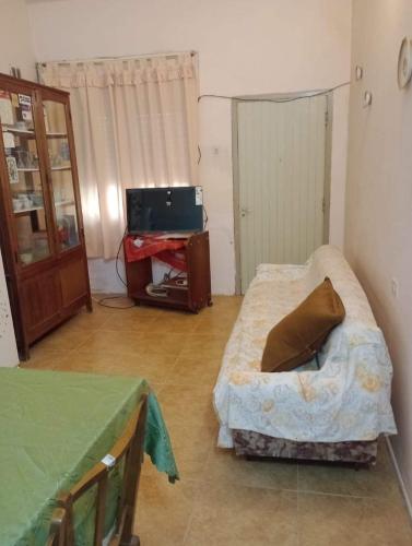 Habitación con 2 camas y TV. en La cabaña en Mar de Ajó