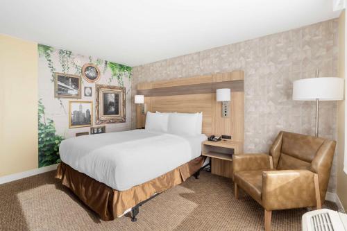 1 dormitorio con cama, escritorio y silla en Best Western Glenview - Chicagoland Inn and Suites, en Glenview