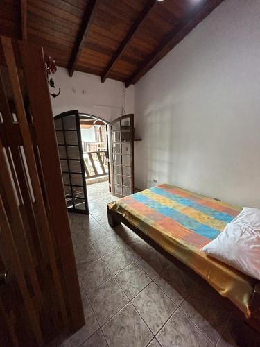 a bedroom with a bed in the corner of a room at pousada coruja maresias in São Sebastião