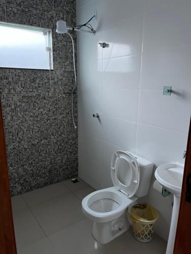 アルフェナスにあるCasaのバスルーム(トイレ、洗面台付)