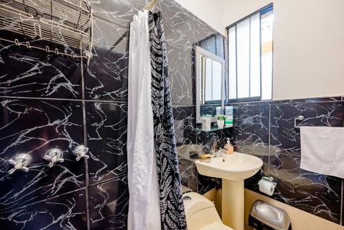 Charming Miraflores Guesthouse with Terrace Studio Apartment and Private Room في ليما: حمام مع دش ومغسلة