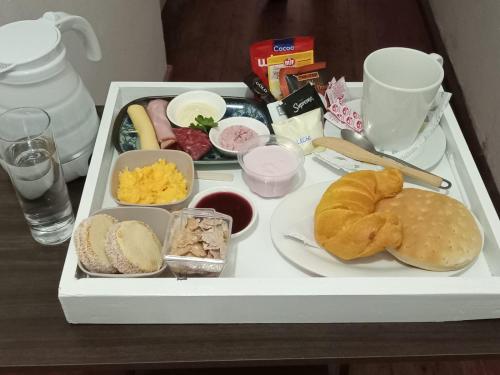 una bandeja de alimentos para el desayuno en una mesa en POSADA COPACABANA, en Tocopilla