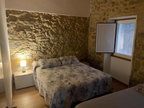 1 dormitorio con cama y ventana en CASA DO XABóN, en Moaña
