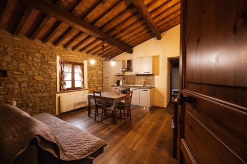 a kitchen and dining room with a table in a room at Agriturismo Fonte Belvedere in Collesalvetti