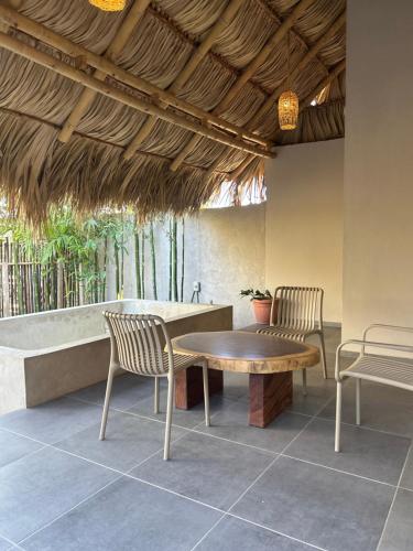 een patio met een tafel en 2 stoelen bij Mare mío Hotel Boutique in Puerto Arista