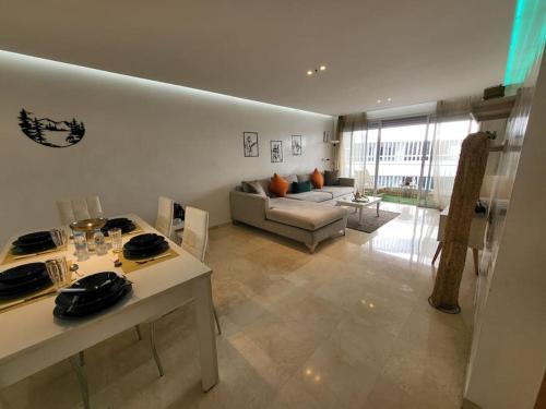 - un salon avec un canapé et une table dans l'établissement joli appartement terrasse casablanca, à Casablanca