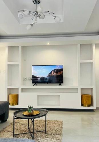 Μια τηλεόραση ή/και κέντρο ψυχαγωγίας στο Villa Le Rosa Unit 2