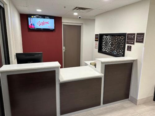Televisyen dan/atau pusat hiburan di Red Roof Inn Charleston - Dunbar