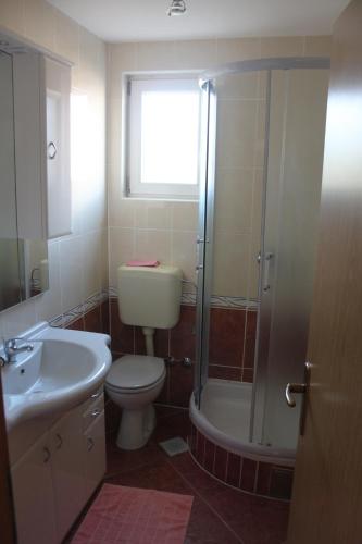 Koupelna v ubytování Apartments Miletic J-I