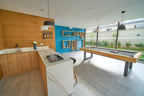a large kitchen with a pool table in the middle at Moderna suite en Quito RG in Quito
