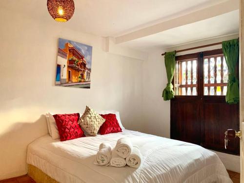 um quarto com uma cama com toalhas em Gorgeous 8 BR House w/ Pool in the Old City em Cartagena das Índias