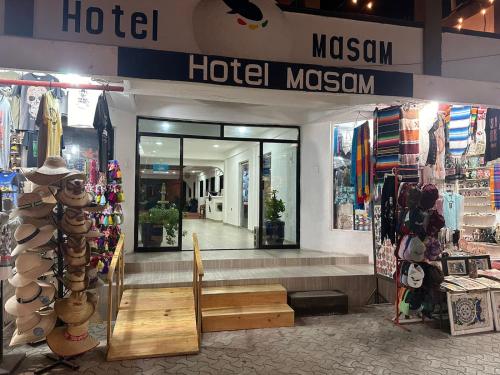un negozio di mocassini con un cartello di Hotel Masam Isla Mujeres a Isla Mujeres