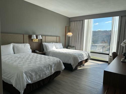Säng eller sängar i ett rum på Holiday Inn Roanoke - Tanglewood Route 419 & I 581, an IHG Hotel