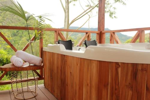 bañera en la parte superior de una terraza de madera en cabañas tamborillo, en La Vega