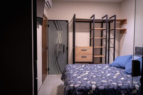 ein Schlafzimmer mit einem Bett, einer Kommode und einem Schrank in der Unterkunft Casa JARDIN I in Santa Cruz de la Sierra