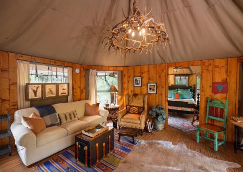 Posezení v ubytování Luxurious African tent wwaterfall on the Brazos River! 350 acres! Tubing! Petting Zoo!