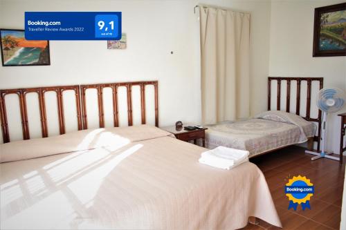 2 nebeneinander sitzende Betten in einem Schlafzimmer in der Unterkunft Casa Sirena Matanchen in San-Blas-Inseln