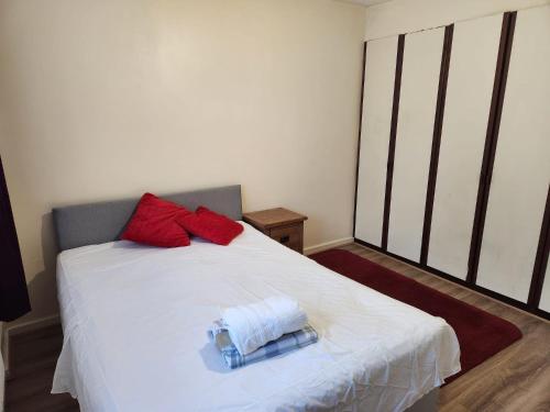 Een bed of bedden in een kamer bij Crane Home in Dagenham with free wi fi