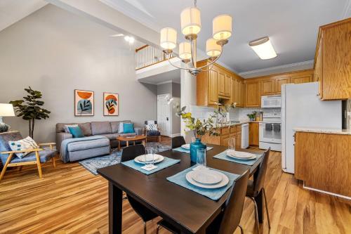 Dapur atau dapur kecil di The Cloverleaf - Near Downtown Cary & RDU