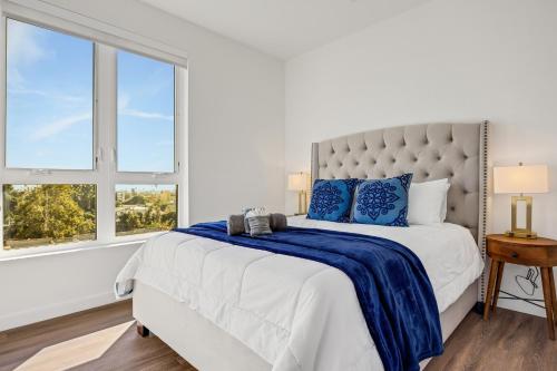 um quarto branco com uma cama grande e janelas em Spacious Hollywood Apartments with Pool/Gym/Free Parking em Los Angeles
