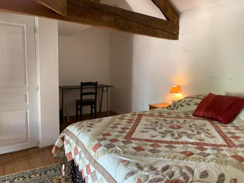 Postel nebo postele na pokoji v ubytování Townhouse 26 Chambres d'Hôtes Civray Hotel