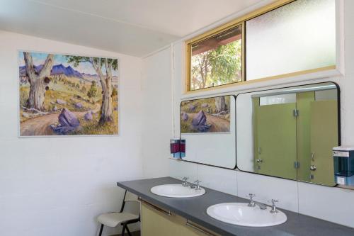 a bathroom with two sinks and two windows at Inglewood Motel and Caravan Park Victoria in Inglewood