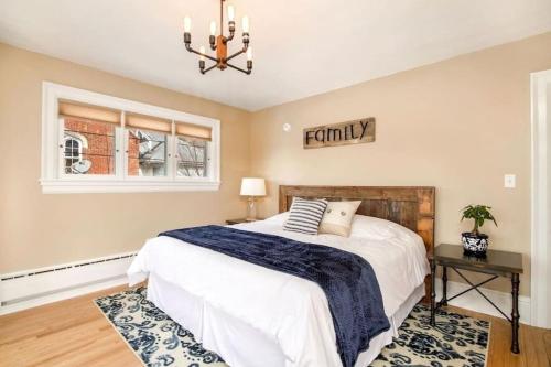 Schlafzimmer mit einem Bett und einem Kronleuchter in der Unterkunft Riverview Apartment - River Road Historic Home in Fountain City