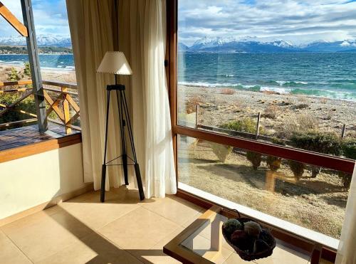 Habitación con ventana y vistas al océano. en Blue Aparts Dina Huapi Bariloche en Dina Huapi