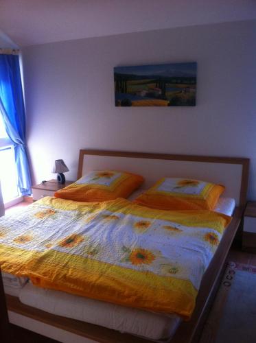 um quarto com 2 camas e uma janela em Ostseeerlebnis em Graal-Müritz