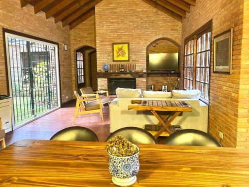 - un salon avec une table et un canapé dans l'établissement Casa Algarrobo Carilo, à Carilo