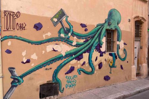 een octopus geschilderd op de zijkant van een gebouw bij Superb 56 m near Vieux-Port and the Panier in Marseille