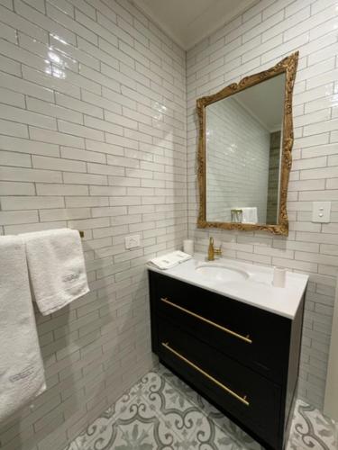uma casa de banho com um lavatório e um espelho em LIAPIS ESTATE Rostrevor Adelaide em Adelaide