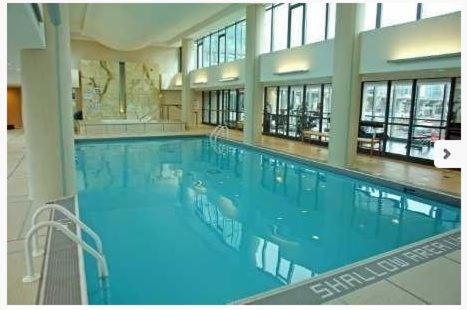 duży basen w dużym budynku w obiekcie A lovely - 1 bedroom condo with swimming pool w mieście Toronto