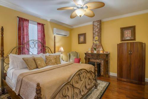 Ένα ή περισσότερα κρεβάτια σε δωμάτιο στο Victorian House Bed and Breakfast