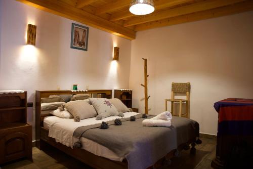 een slaapkamer met een bed met handdoeken erop bij Essaouira wood house in Essaouira
