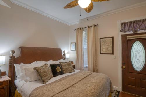 Ένα ή περισσότερα κρεβάτια σε δωμάτιο στο Victorian House Bed and Breakfast