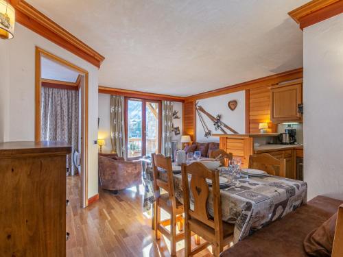 une cuisine et un salon avec une table et des chaises dans l'établissement Appartement de charme avec wifi, balcon et vue village - FR-1-694-128, à Val dʼIsère