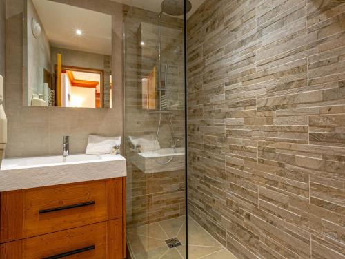 une salle de bain avec un lavabo et une douche en verre dans l'établissement Appartement de charme avec wifi, balcon et vue village - FR-1-694-128, à Val dʼIsère