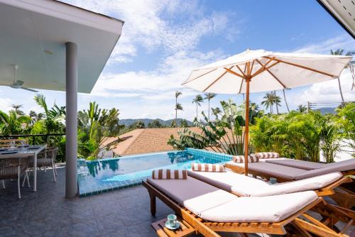 una piscina al aire libre con sillas y sombrilla en Villa Léa 2 bedrooms pool wifi Netflix en Hua Thanon Beach