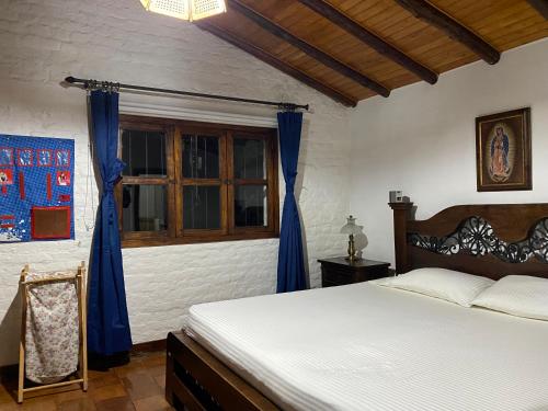 Postel nebo postele na pokoji v ubytování casa calima