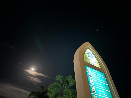 ein Gebäude mit einem beleuchteten Schild in der Nacht in der Unterkunft Krabi Front Bay Resort in Krabi
