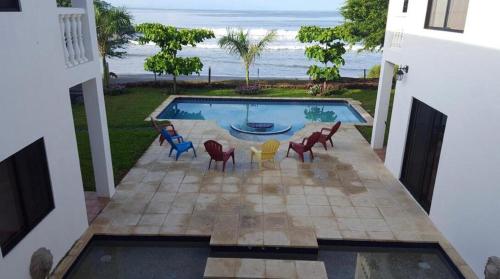 منظر المسبح في Beachfront Paradise - Playa el Coco او بالجوار