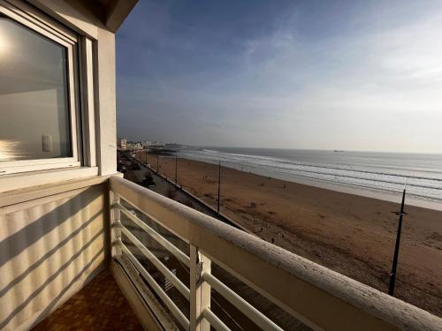 Studio spacieux face mer avec balcon et garage, proche plage et commerces aux Sables-d'Olonne